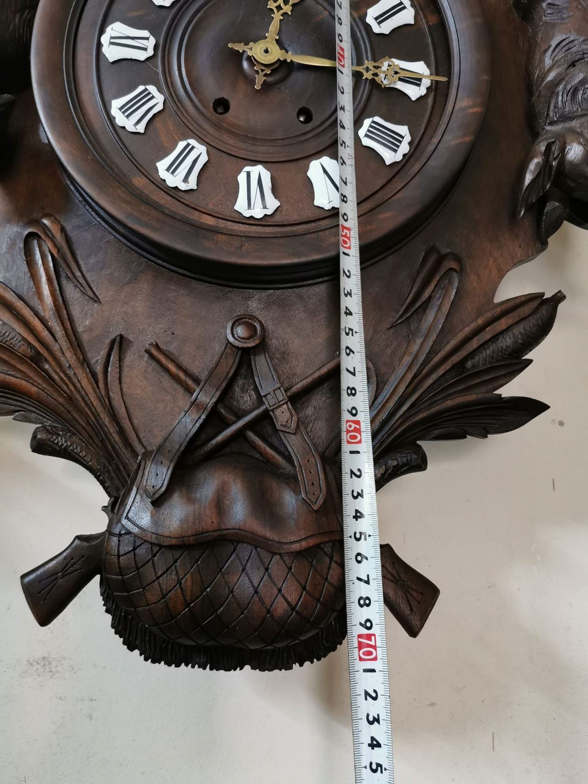 Đồng hồ phù điêu gỗ tích đi săn – ảnh 2