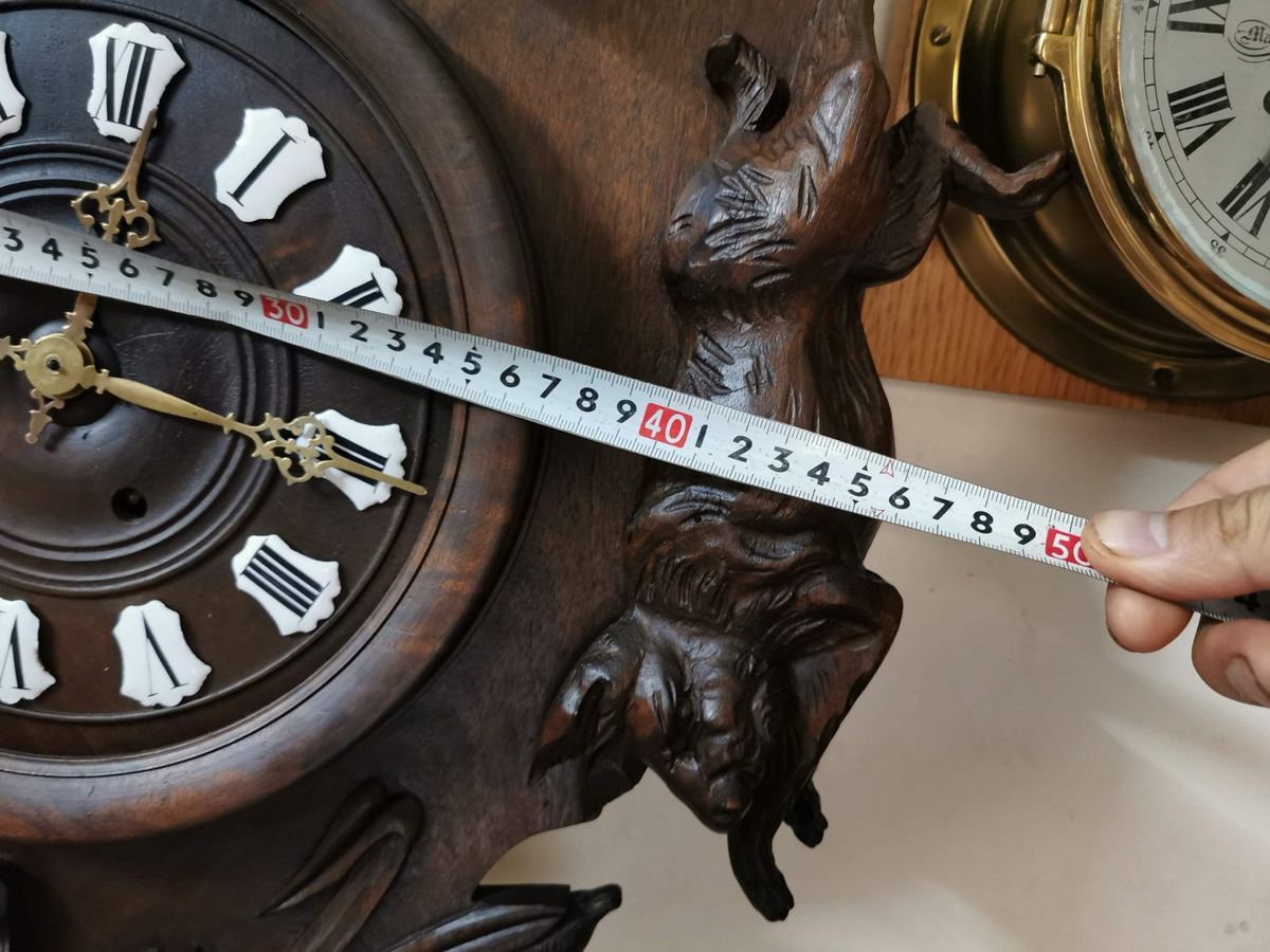 Đồng hồ phù điêu gỗ tích đi săn – ảnh 3