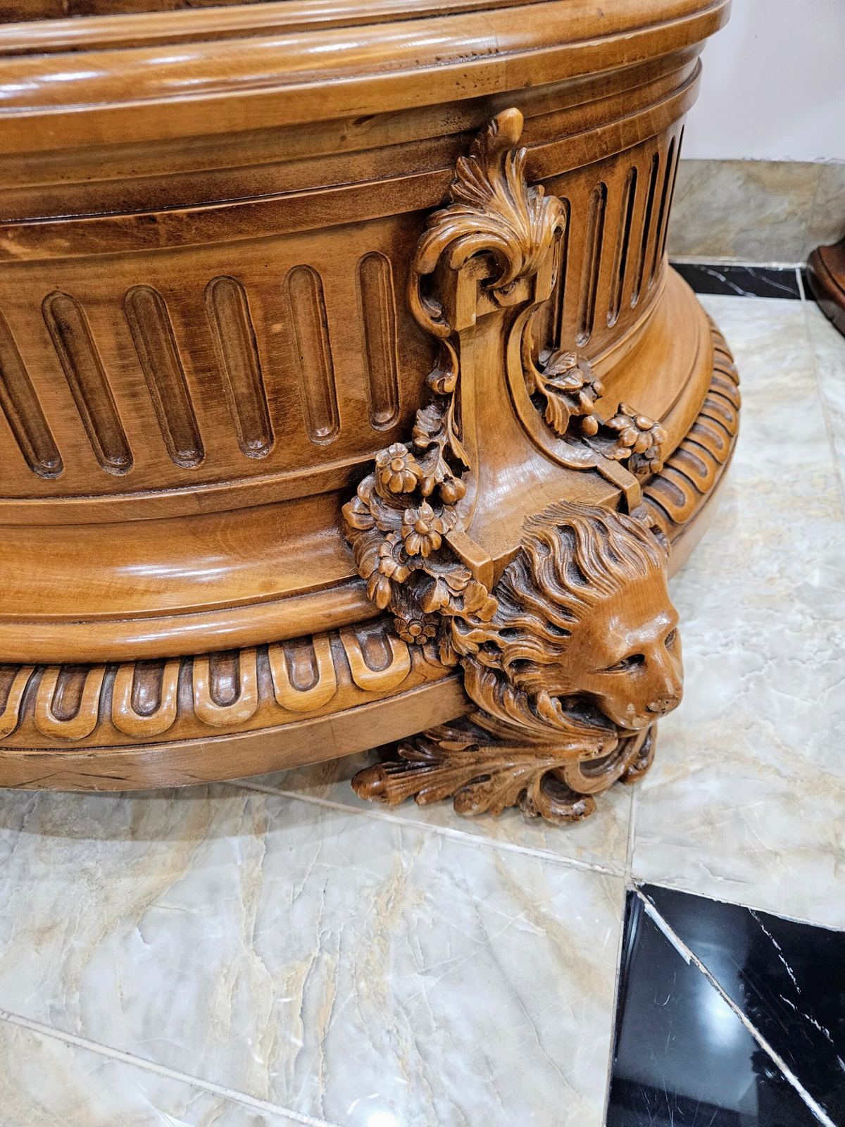Đồng hồ tượng với phần thân là thiếu nữ và những chú bồ câu Đức – ảnh 7