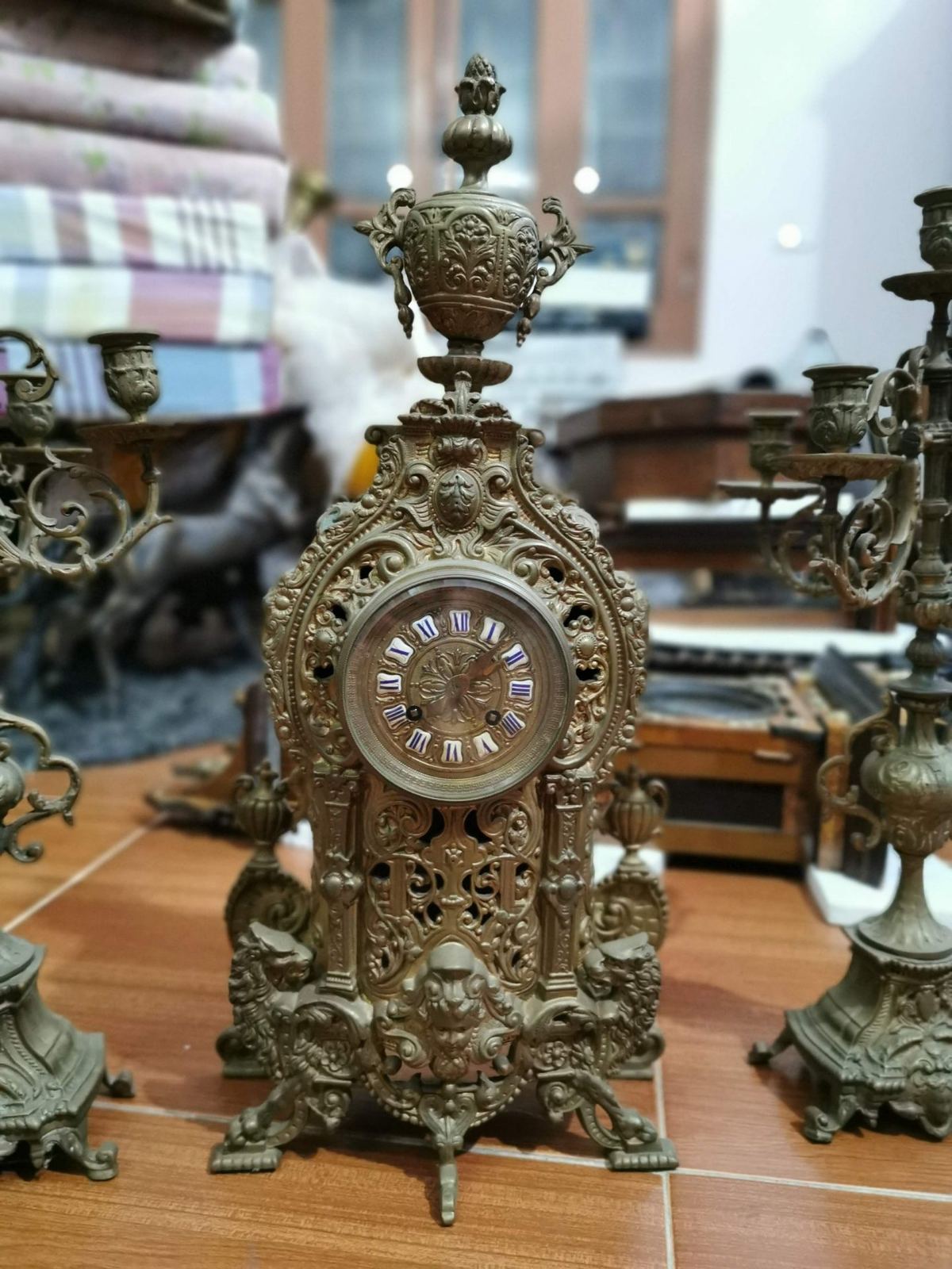 Đồng hồ chân nến – ảnh 2