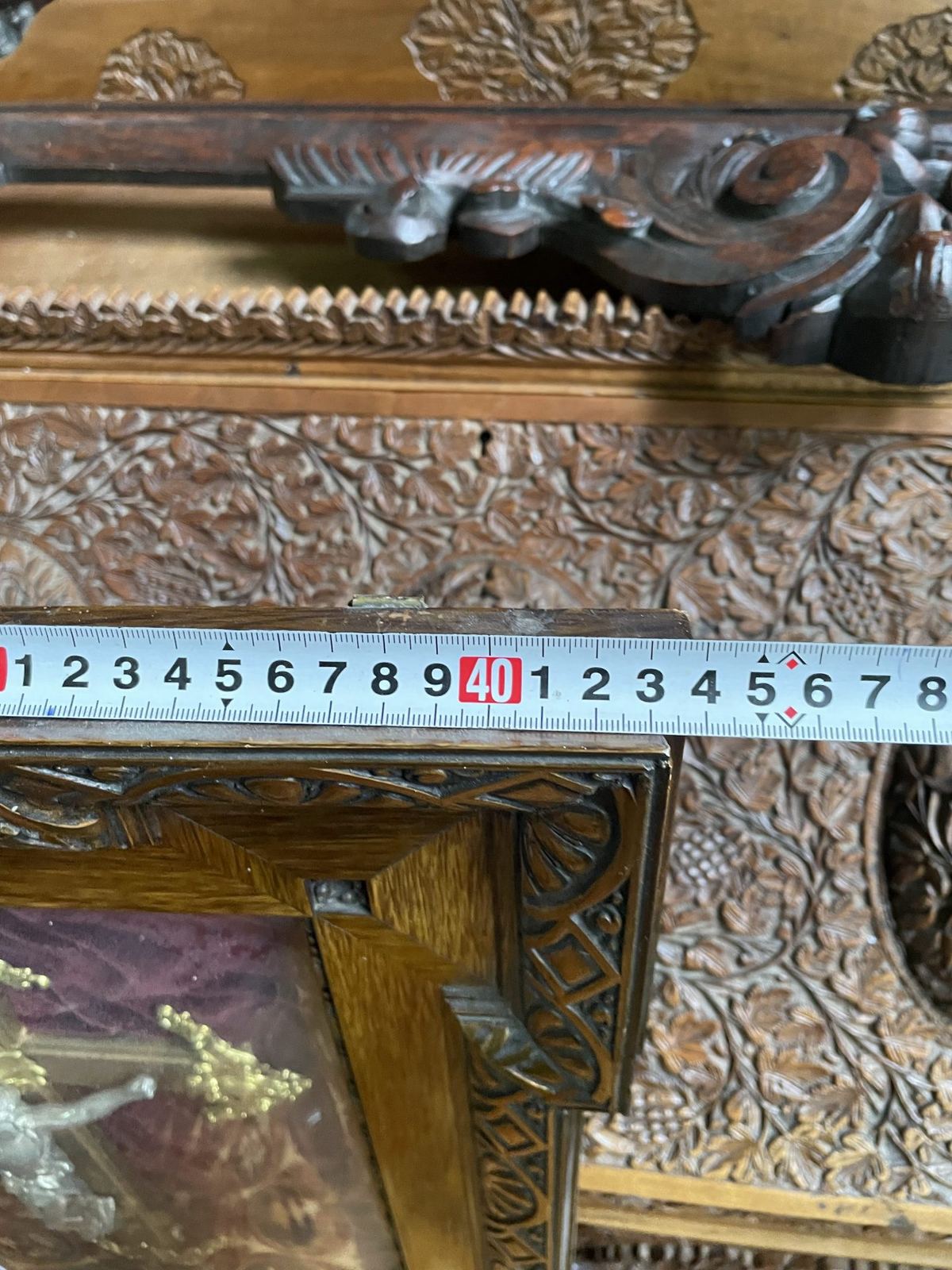 Chiếc thánh giá trong khung kính cong rất đẹp – ảnh 2