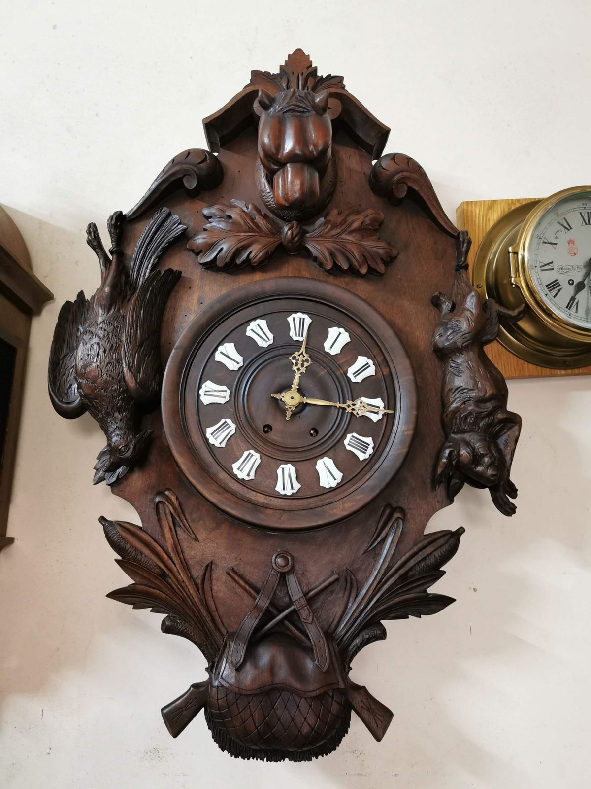 Đồng hồ phù điêu gỗ tích đi săn – ảnh 1