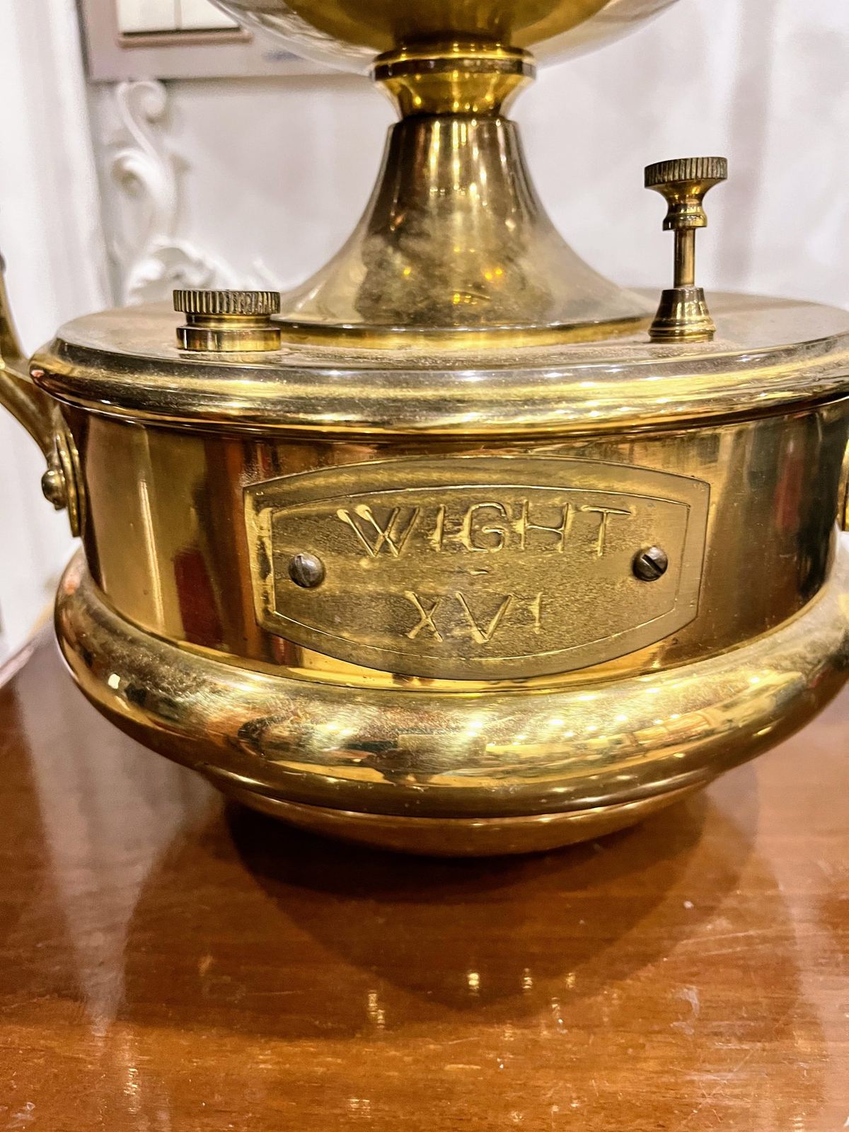 Một chiếc đèn ngủ điện bằng đồng – ảnh 5
