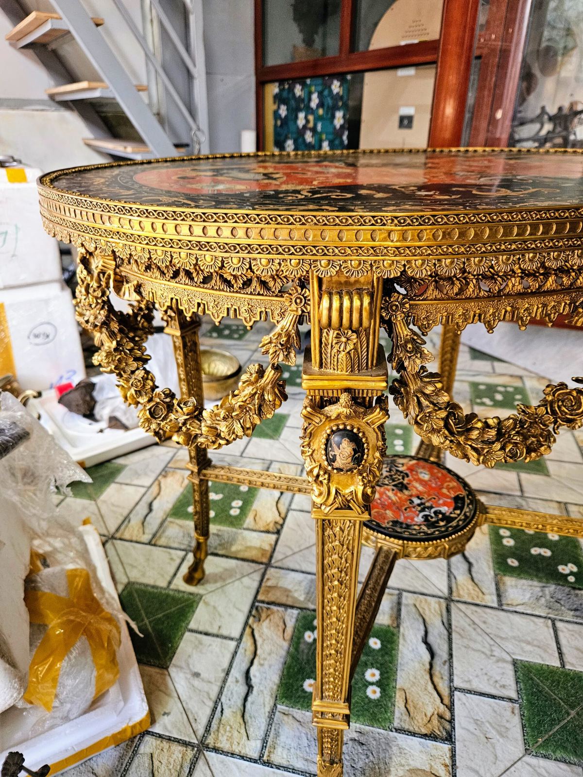 Chiếc bàn đồng – ảnh 3