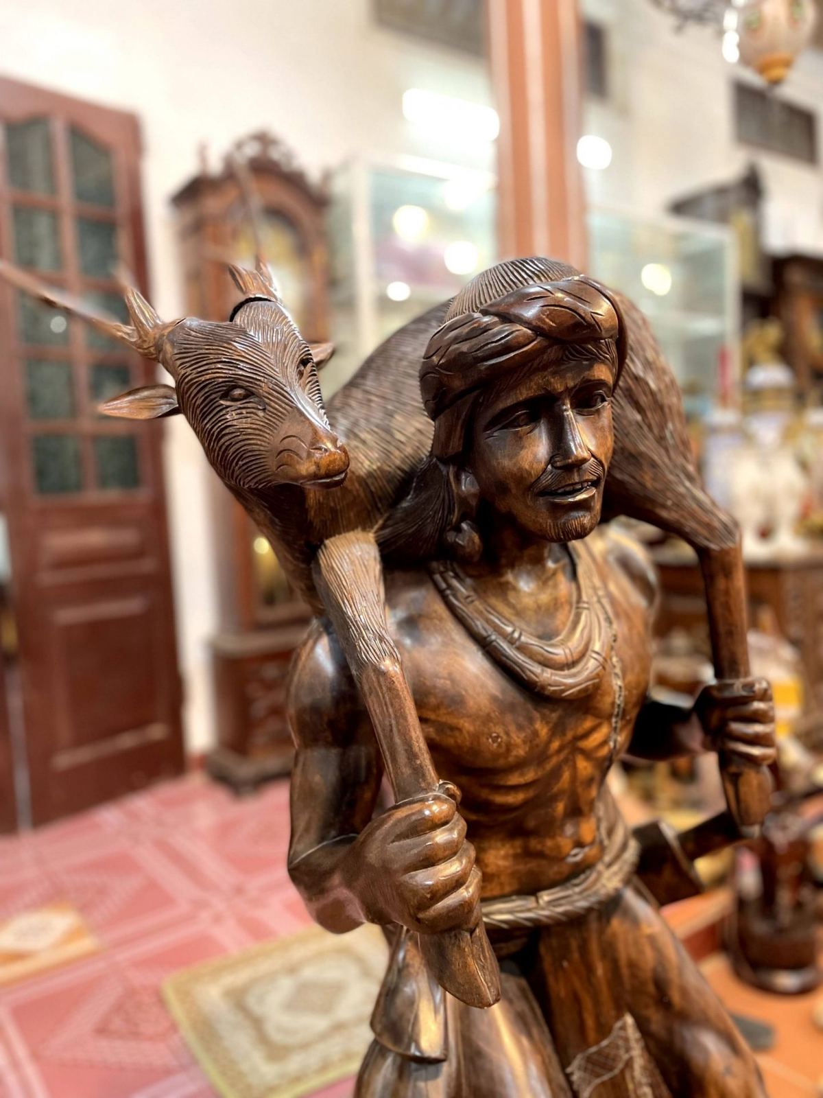 Tượng gỗ chàng thợ săn – ảnh 5