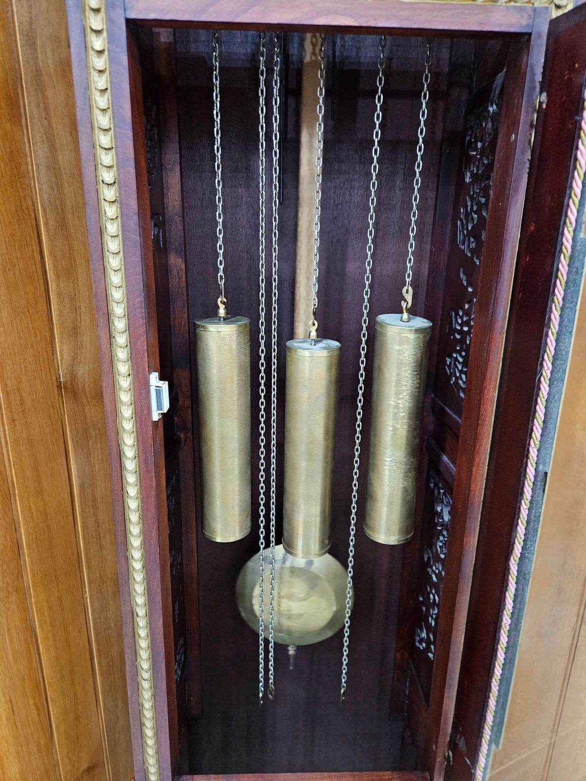 Đồng hồ tủ với phần thân bằng gỗ thịt Nhật Bản – ảnh 3