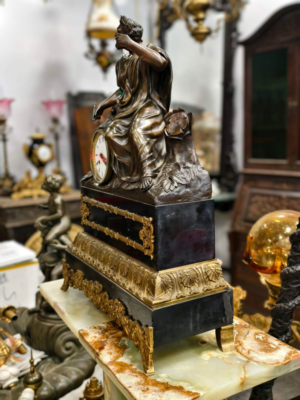 Một chiếc đồng hồ tượng cổ điển với thiết kế tinh xảo Pháp – ảnh 5