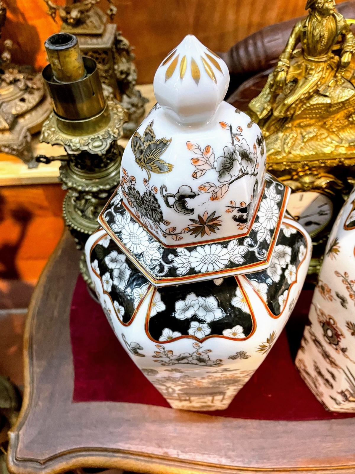 Cặp bình sứ Nhật lục giác họa tiết hoa lá rất đẹp – ảnh 4