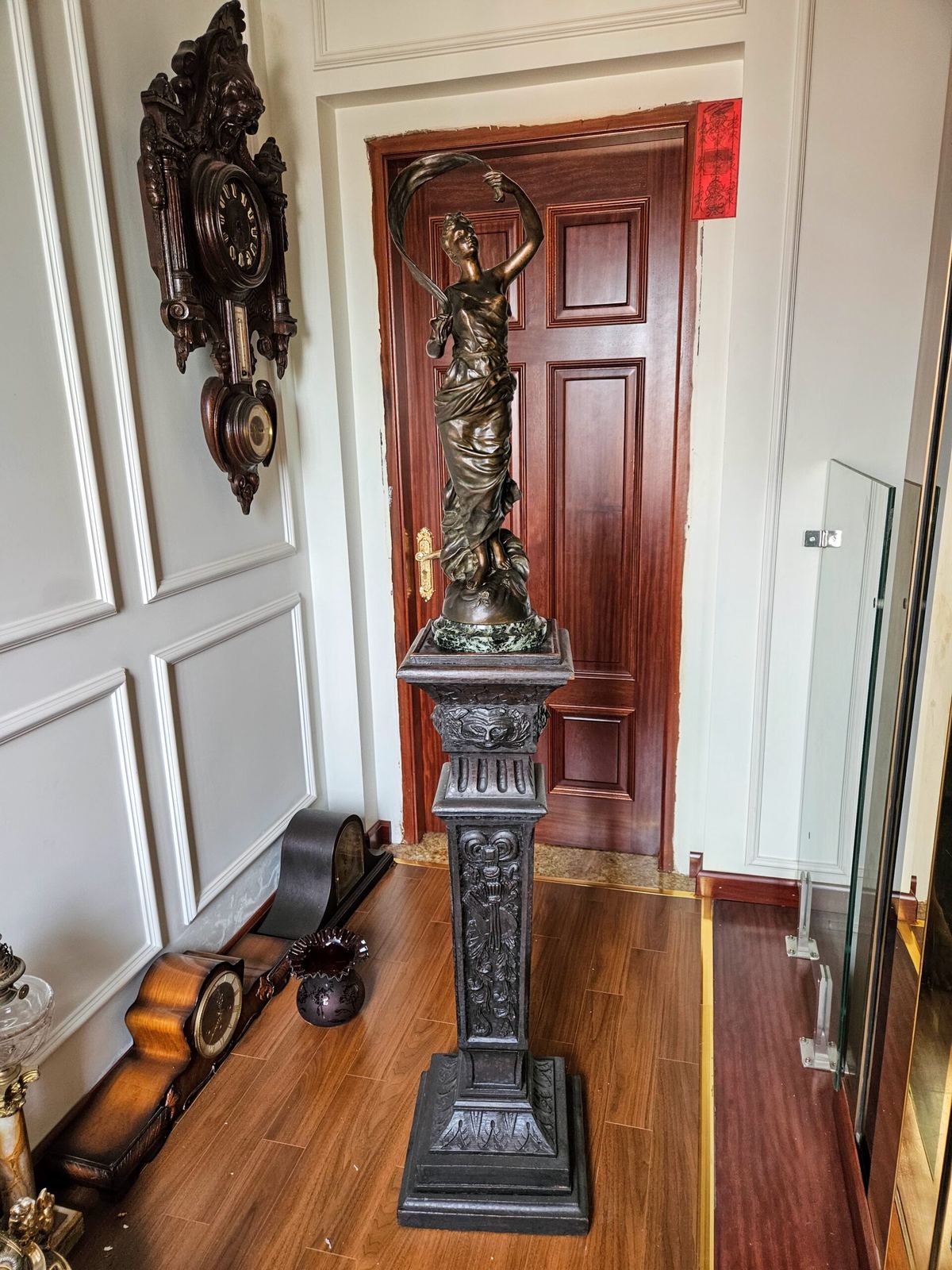 Người phụ nữ quàng khăn – ảnh 2