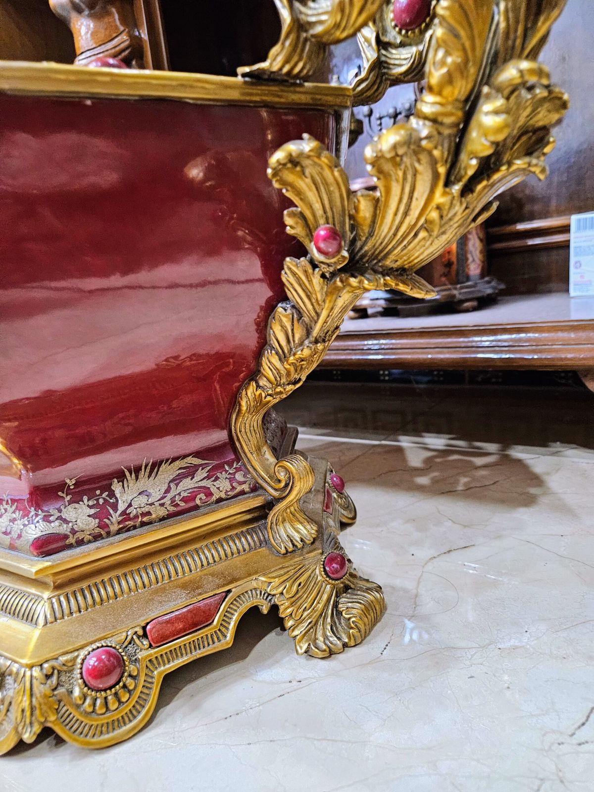 Một chiếc ang sứ Bỉ – ảnh 3