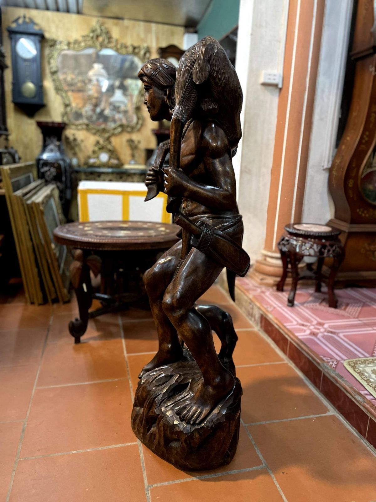 Tượng gỗ chàng thợ săn – ảnh 8