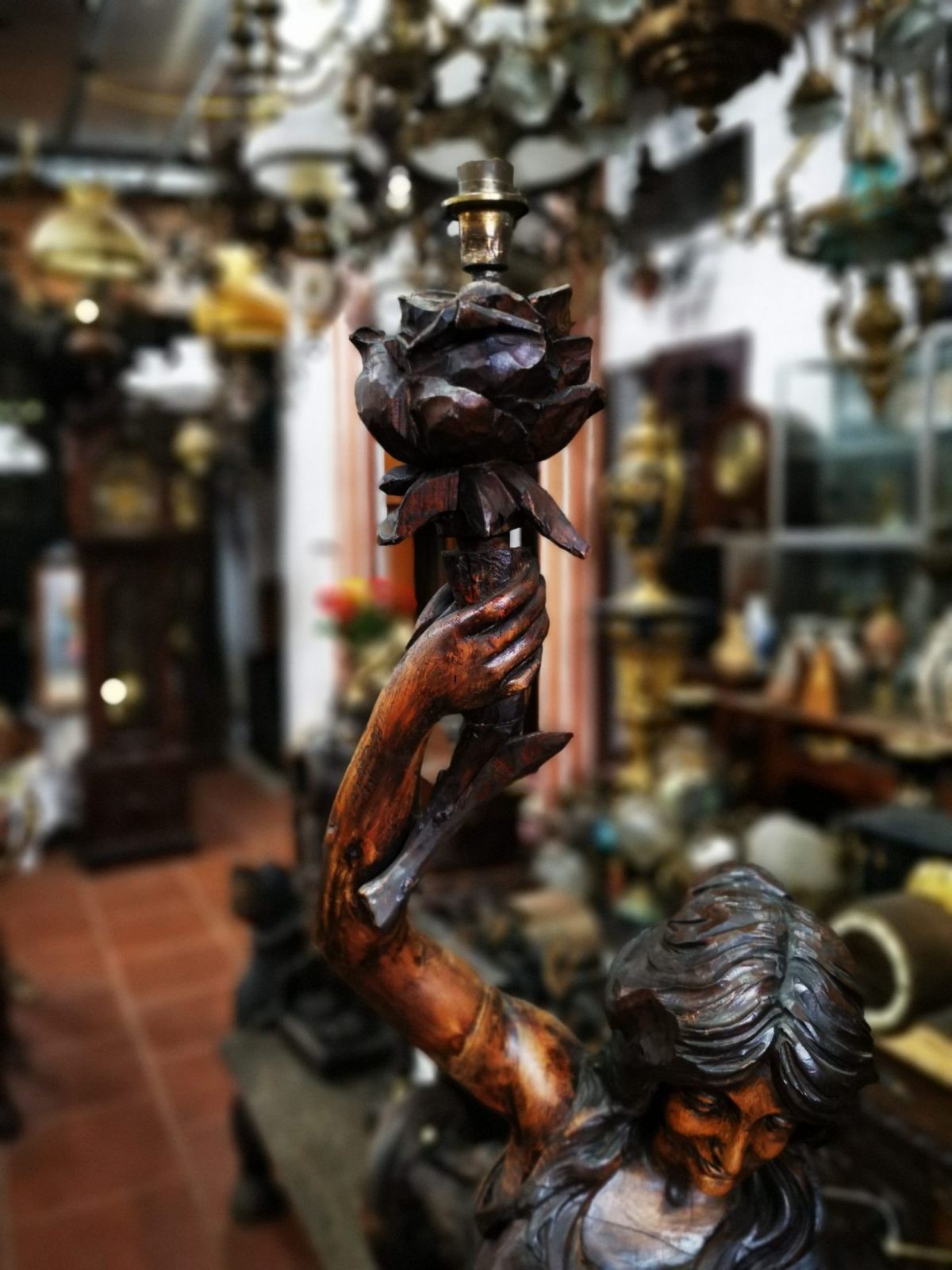 Tượng cô gái cầm hoa hồng(đèn) – ảnh 3