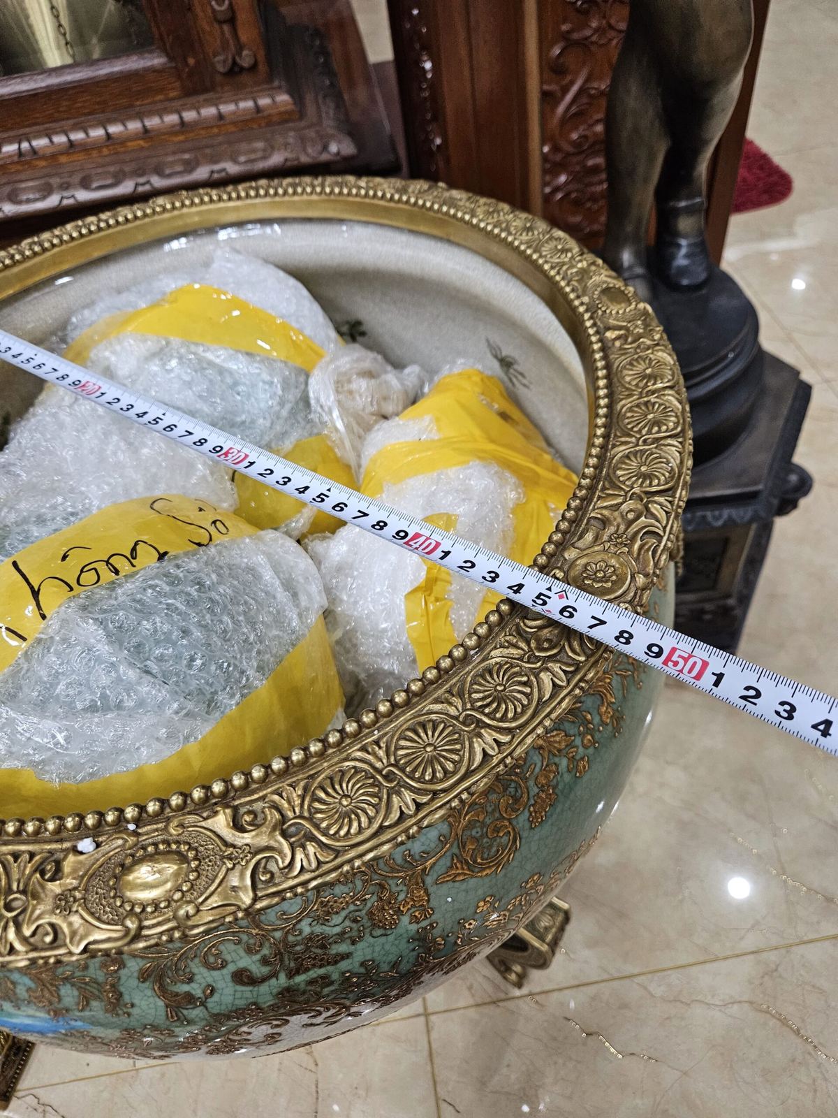 Một chiếc ang sứ – ảnh 5
