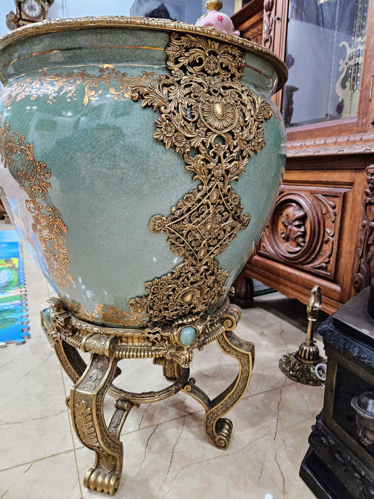 Một chiếc ang sứ – ảnh 2