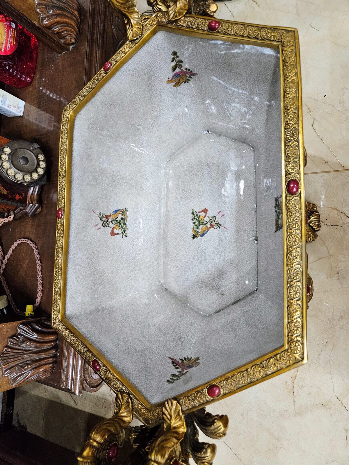 Một chiếc ang sứ Bỉ – ảnh 5