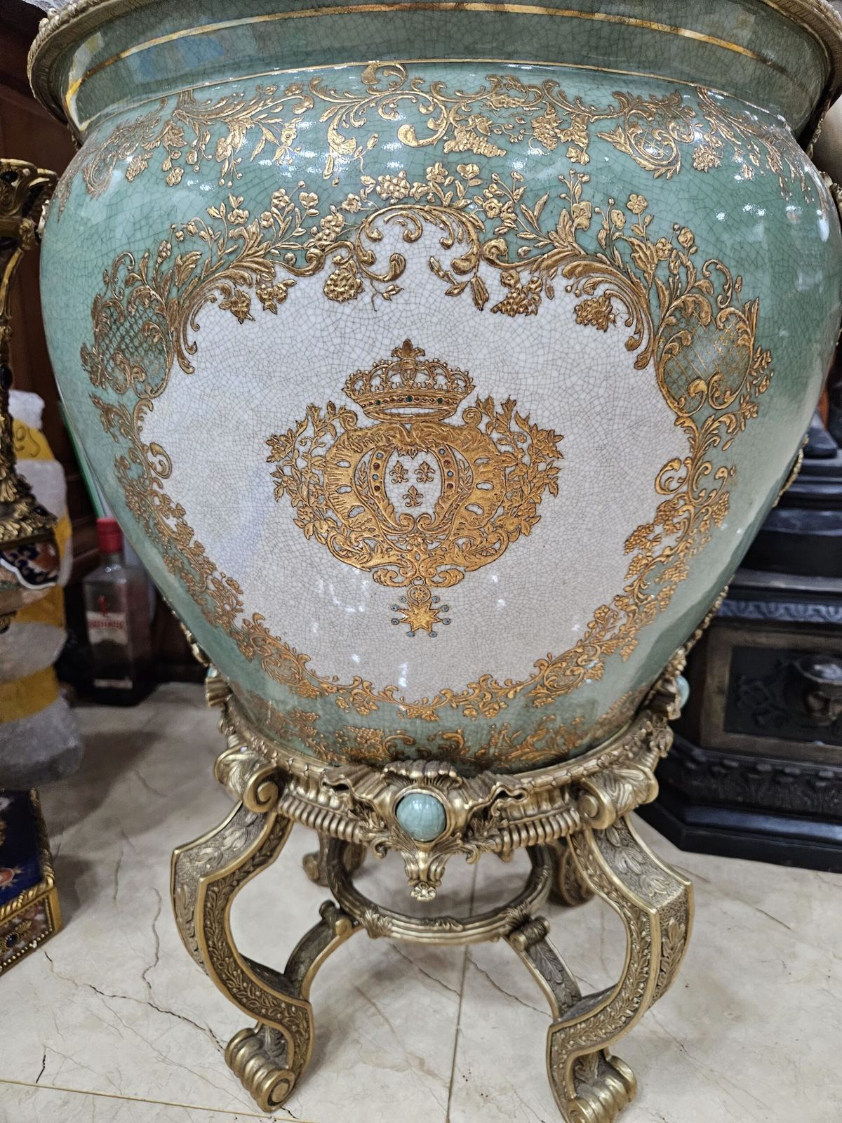 Một chiếc ang sứ – ảnh 3