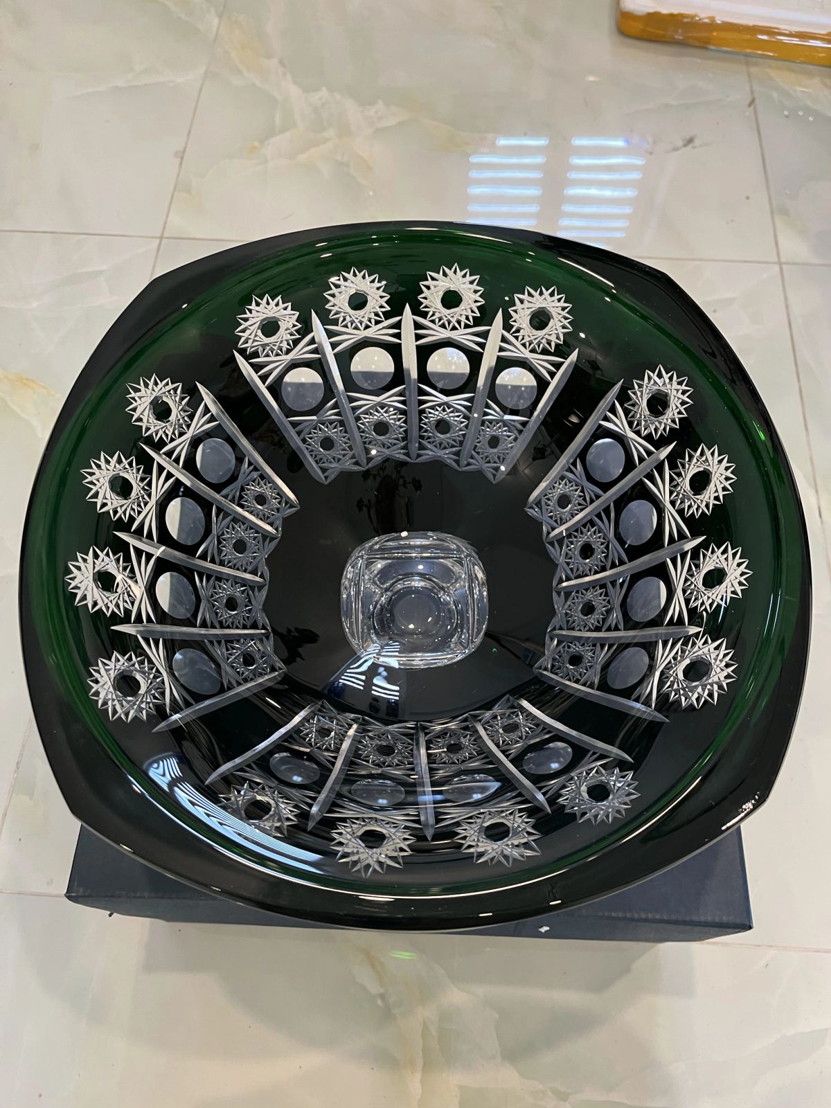 Chiếc âu pha lê – ảnh 2