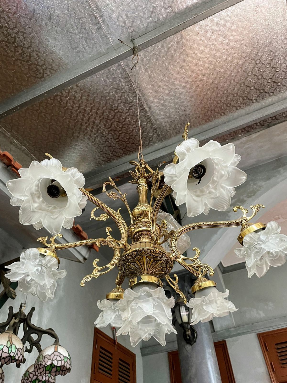 Đèn chùm hoa toàn thân bằng đồng chao hoa – ảnh 3