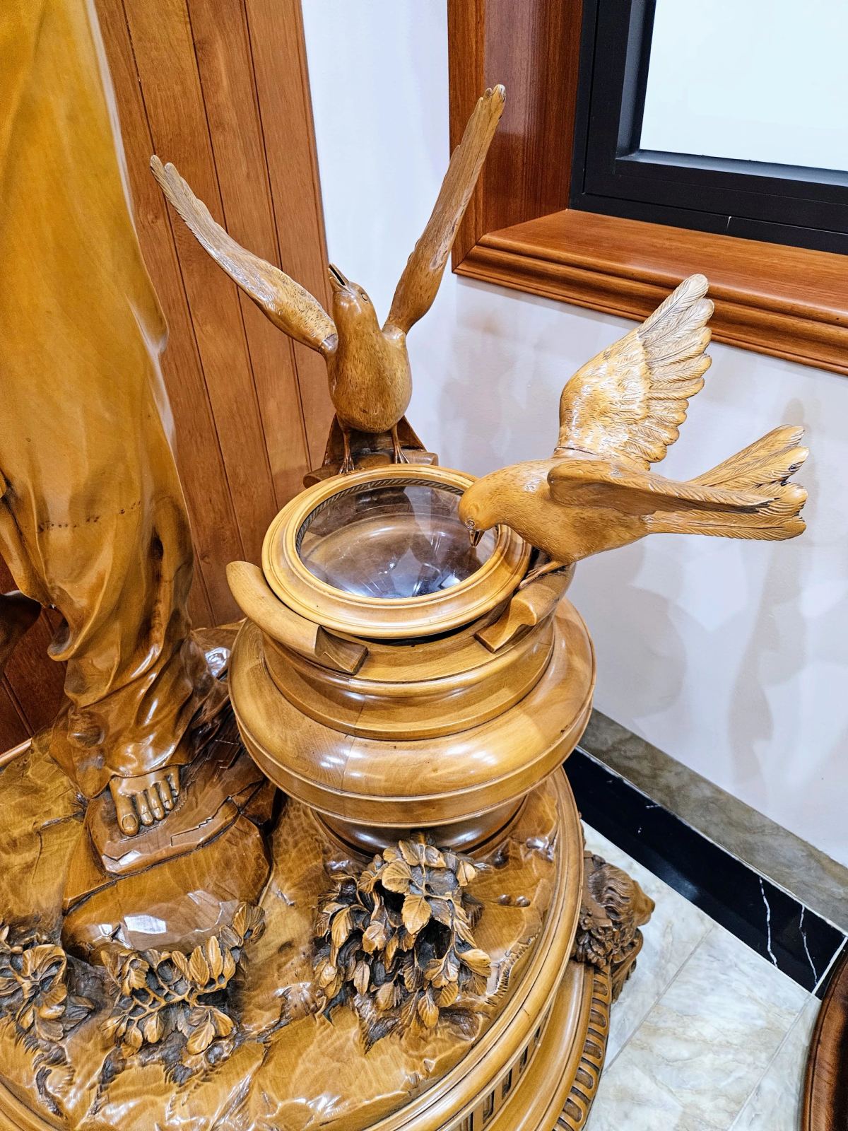 Đồng hồ tượng với phần thân là thiếu nữ và những chú bồ câu Đức – ảnh 8