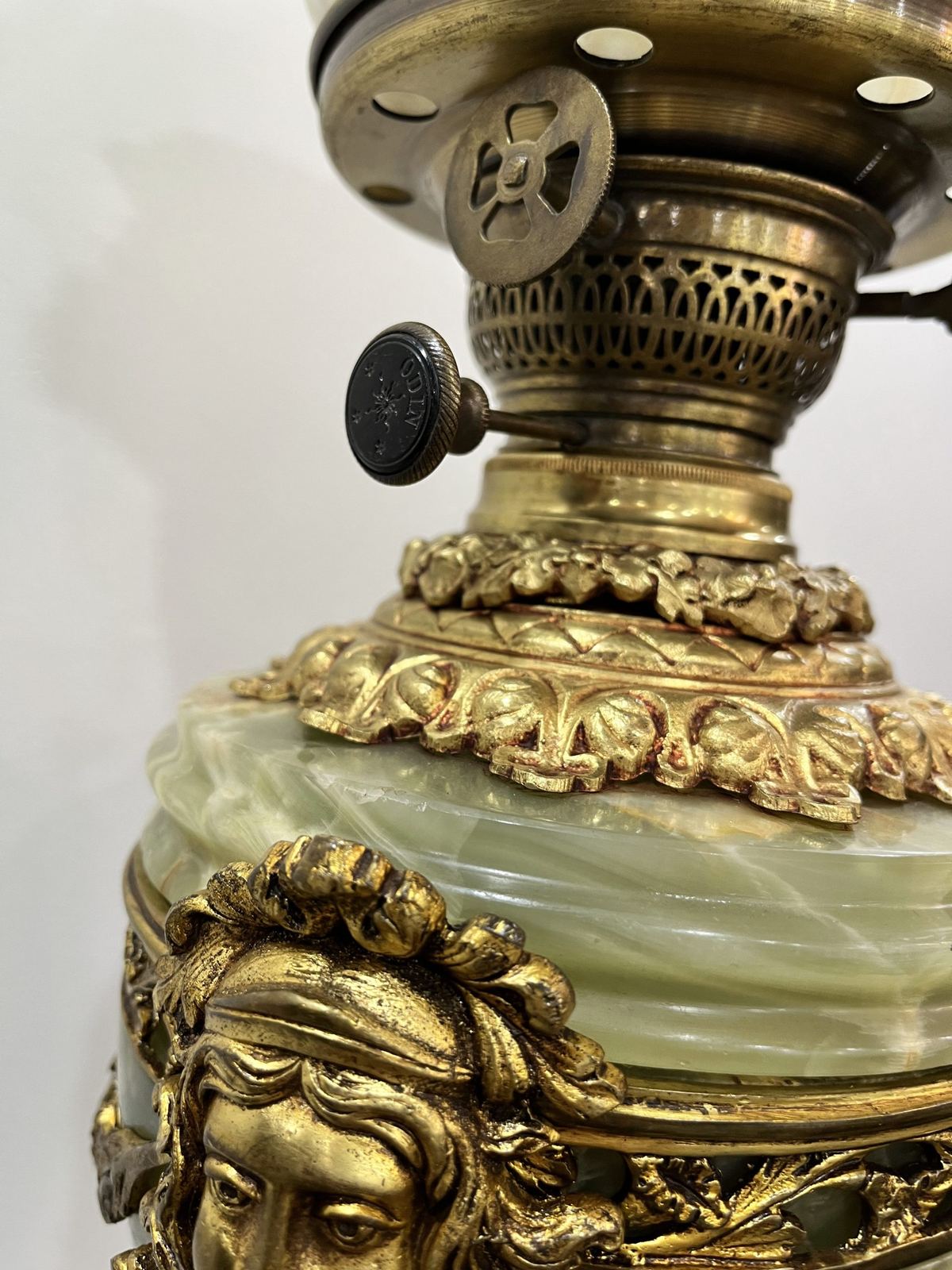 Một chiếc đèn dầu Pháp – ảnh 5