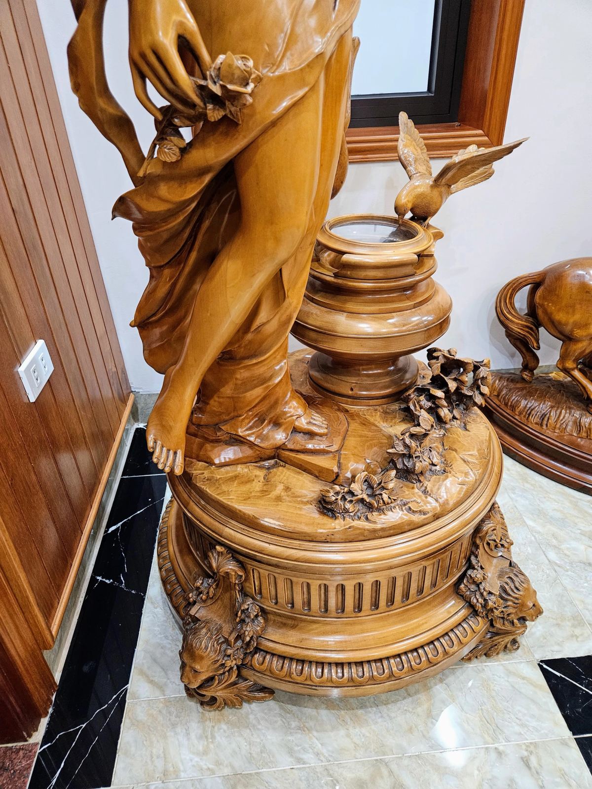 Đồng hồ tượng với phần thân là thiếu nữ và những chú bồ câu Đức – ảnh 5