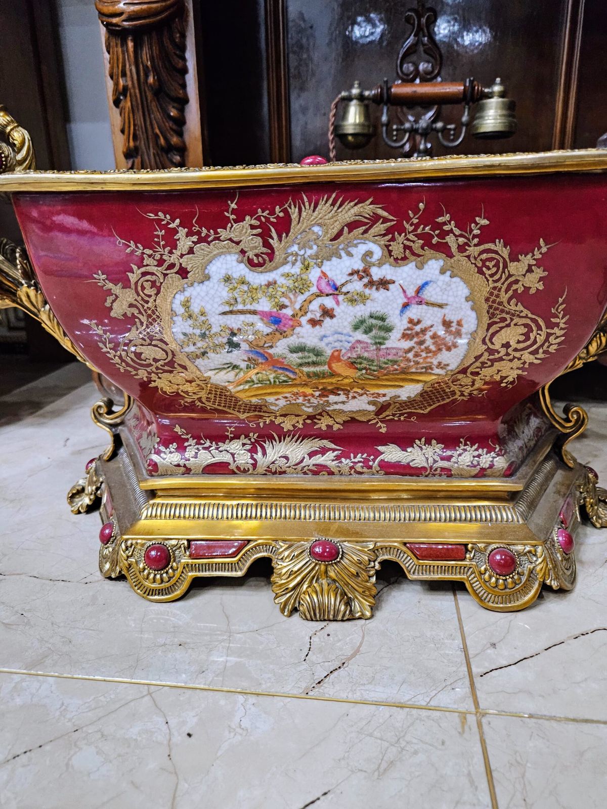 Một chiếc ang sứ Bỉ – ảnh 2
