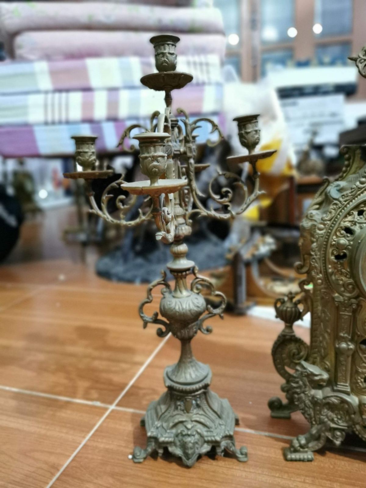 Đồng hồ chân nến – ảnh 3