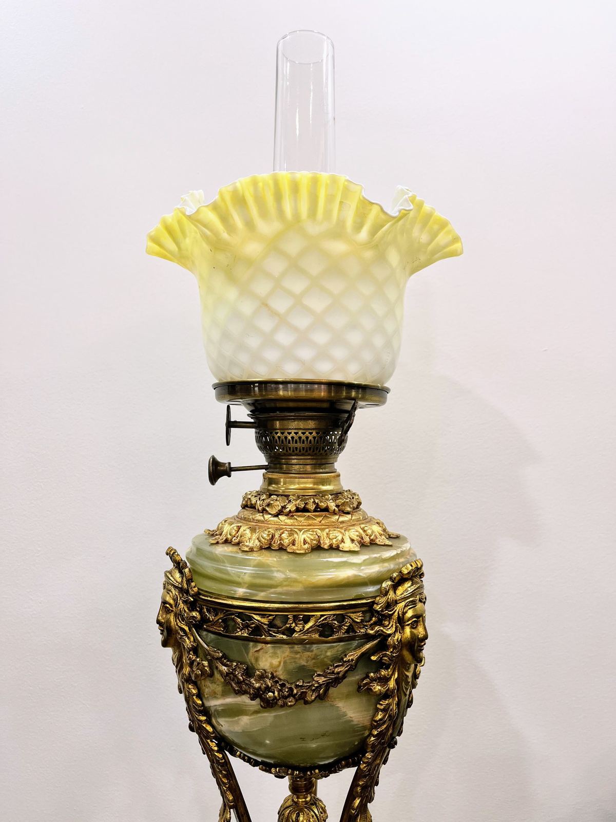 Một chiếc đèn dầu Pháp – ảnh 4