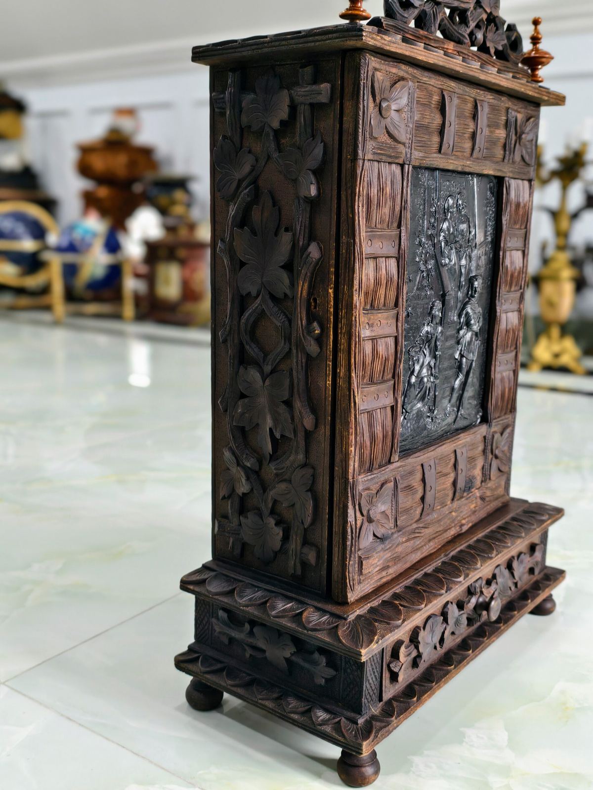 Chiếc tủ gỗ – ảnh 2