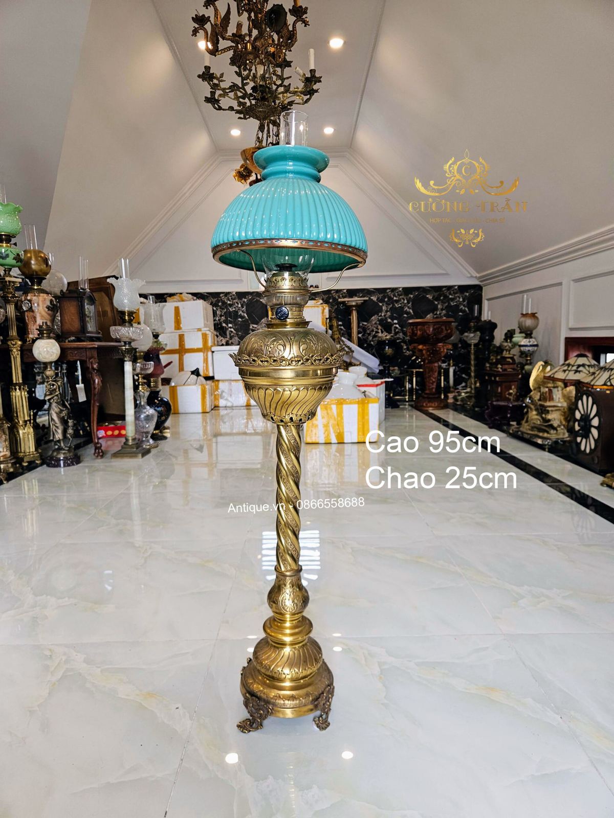 Đèn dầu với phần thân bằng đồng đúc cực kỳ sắc nét – ảnh 1