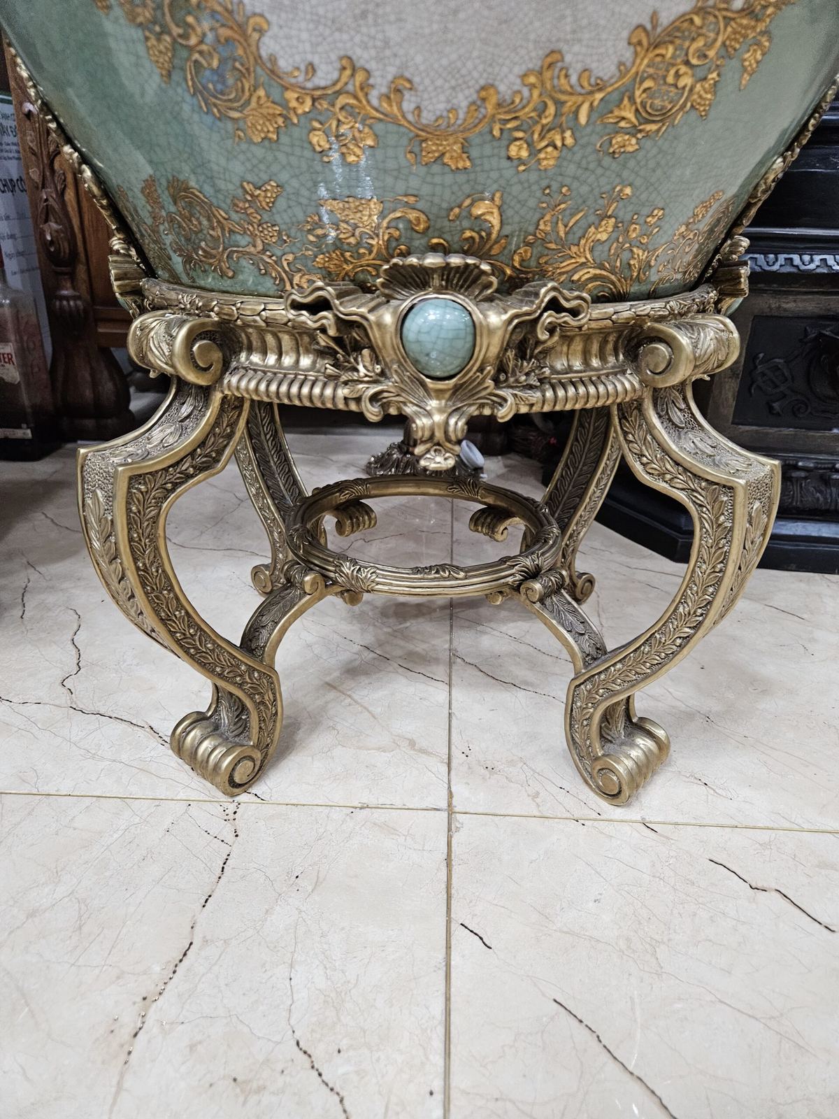 Một chiếc ang sứ – ảnh 4