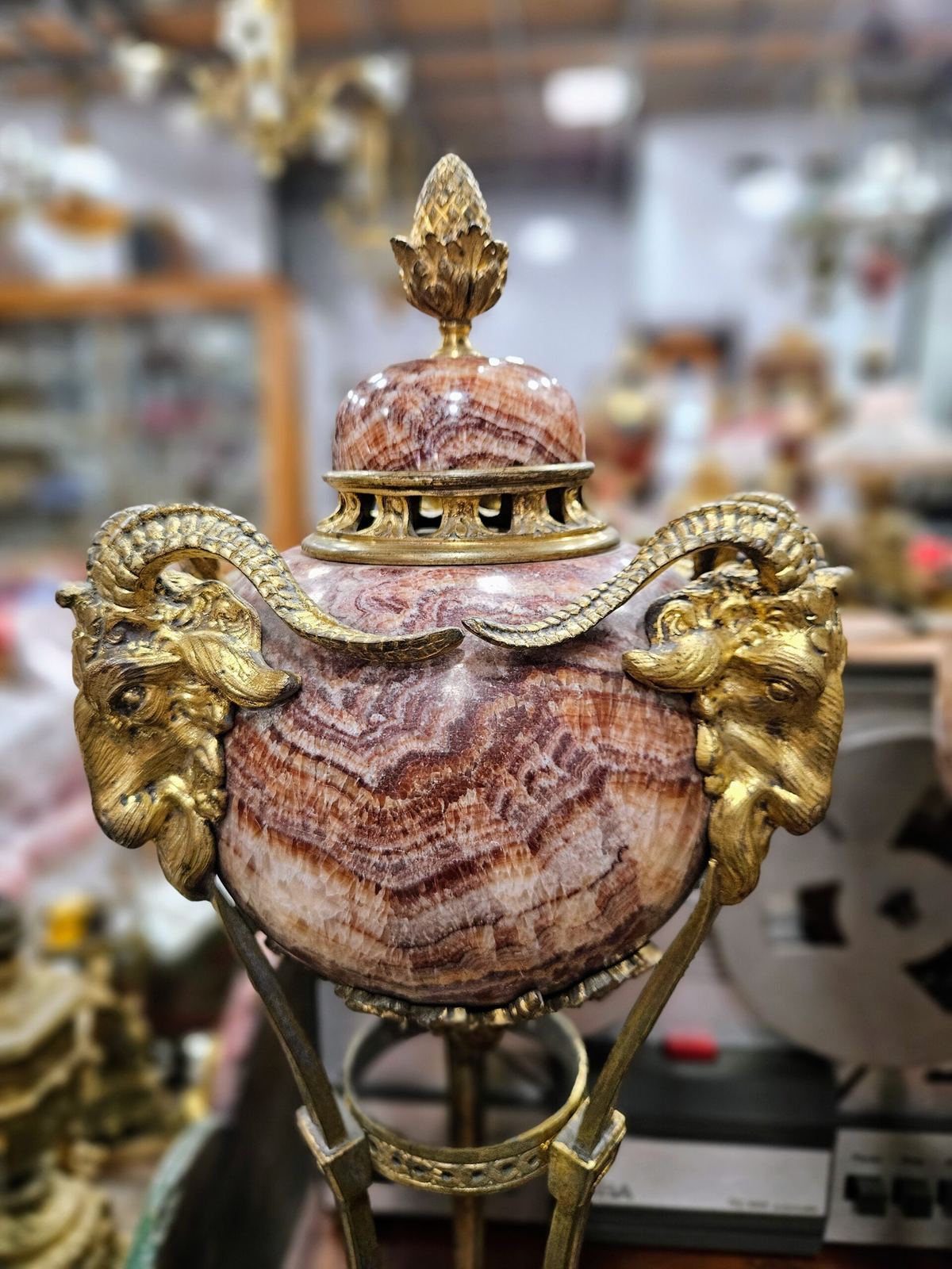 Cặp cúp đá – ảnh 2