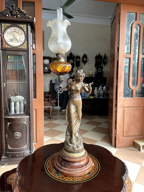 Đèn dầu tượng để bàn Pháp – ảnh 1