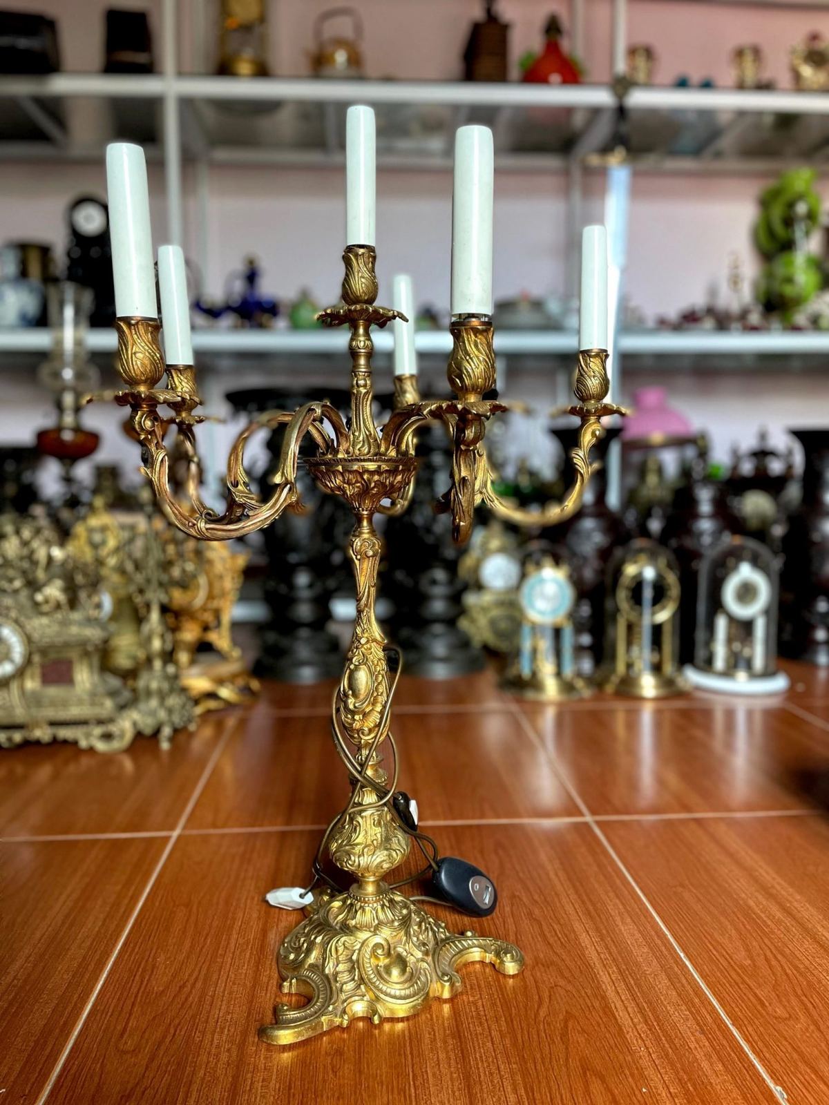 Chân nến điện – ảnh 1