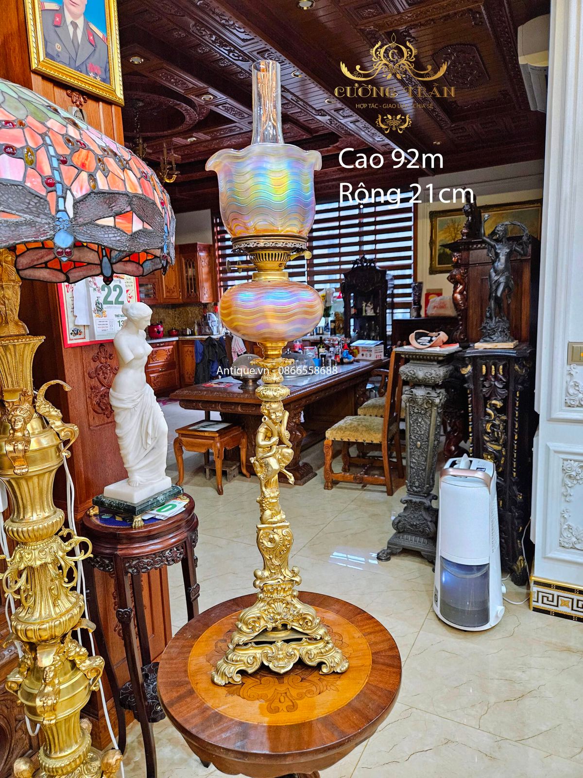 Đèn dầu chân bằng đồng với các họa tiết cực đẹp và sắc nét – ảnh 1
