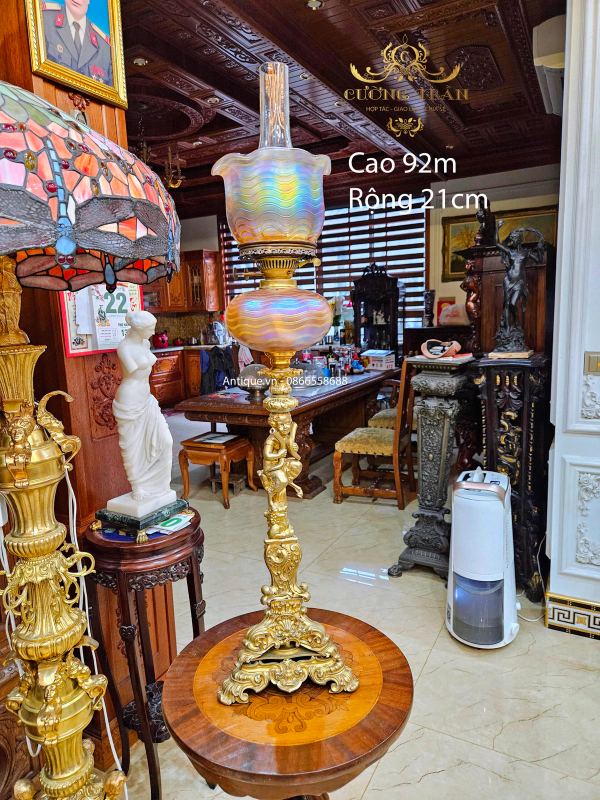 Đèn dầu chân bằng đồng với các họa tiết cực đẹp và sắc nét – ảnh 1