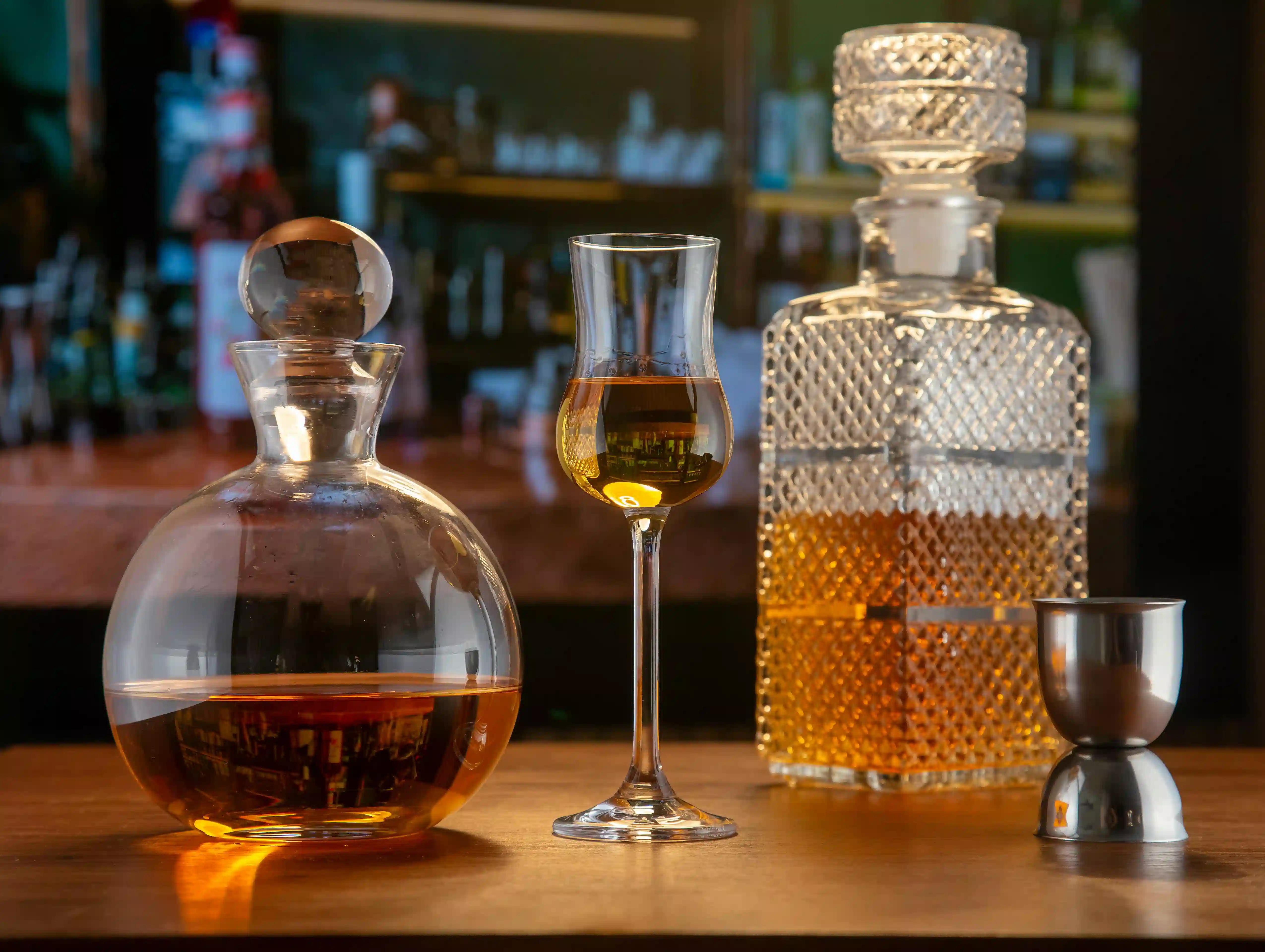 Stemmed whiskey glass