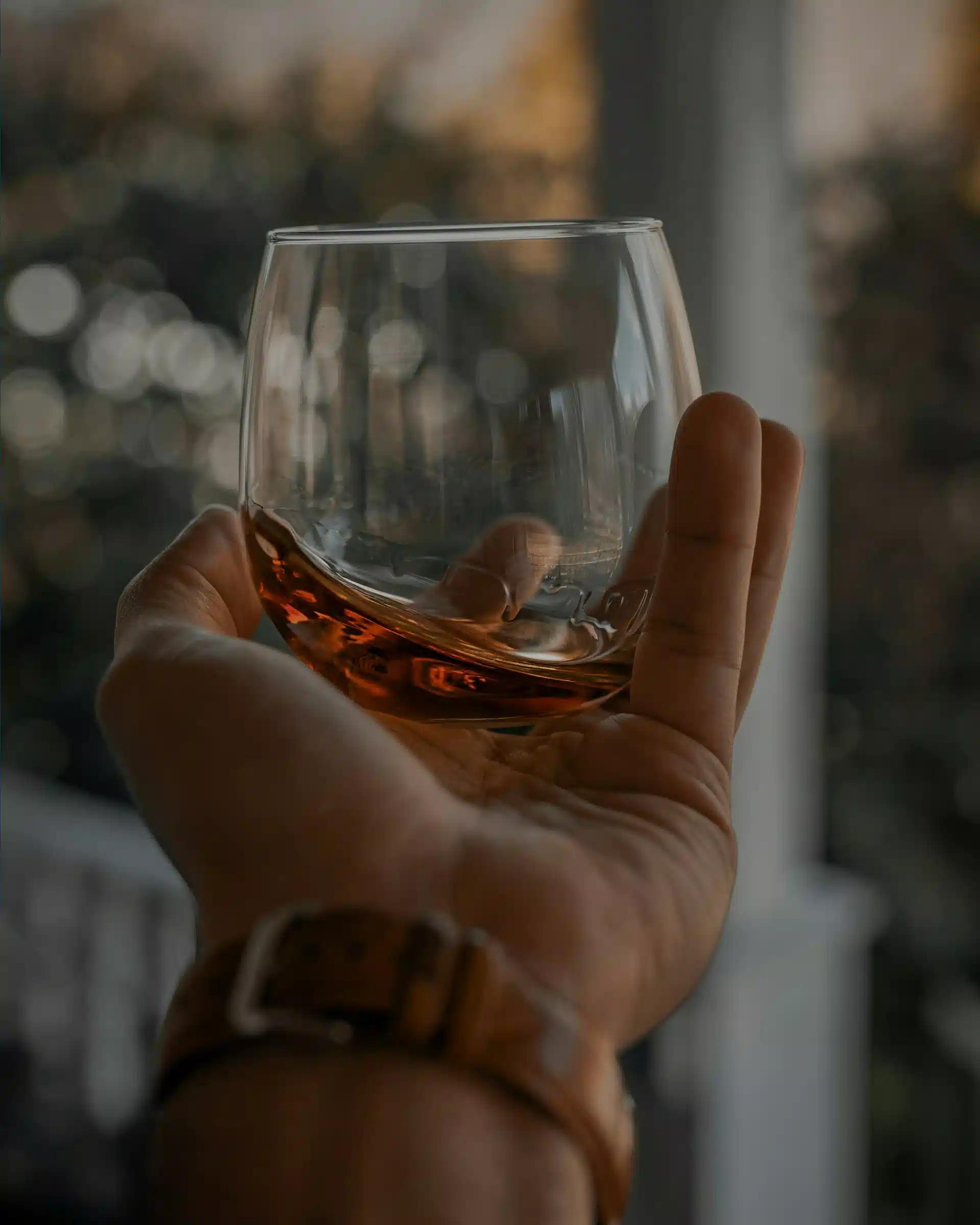 Rocking whisky glass
