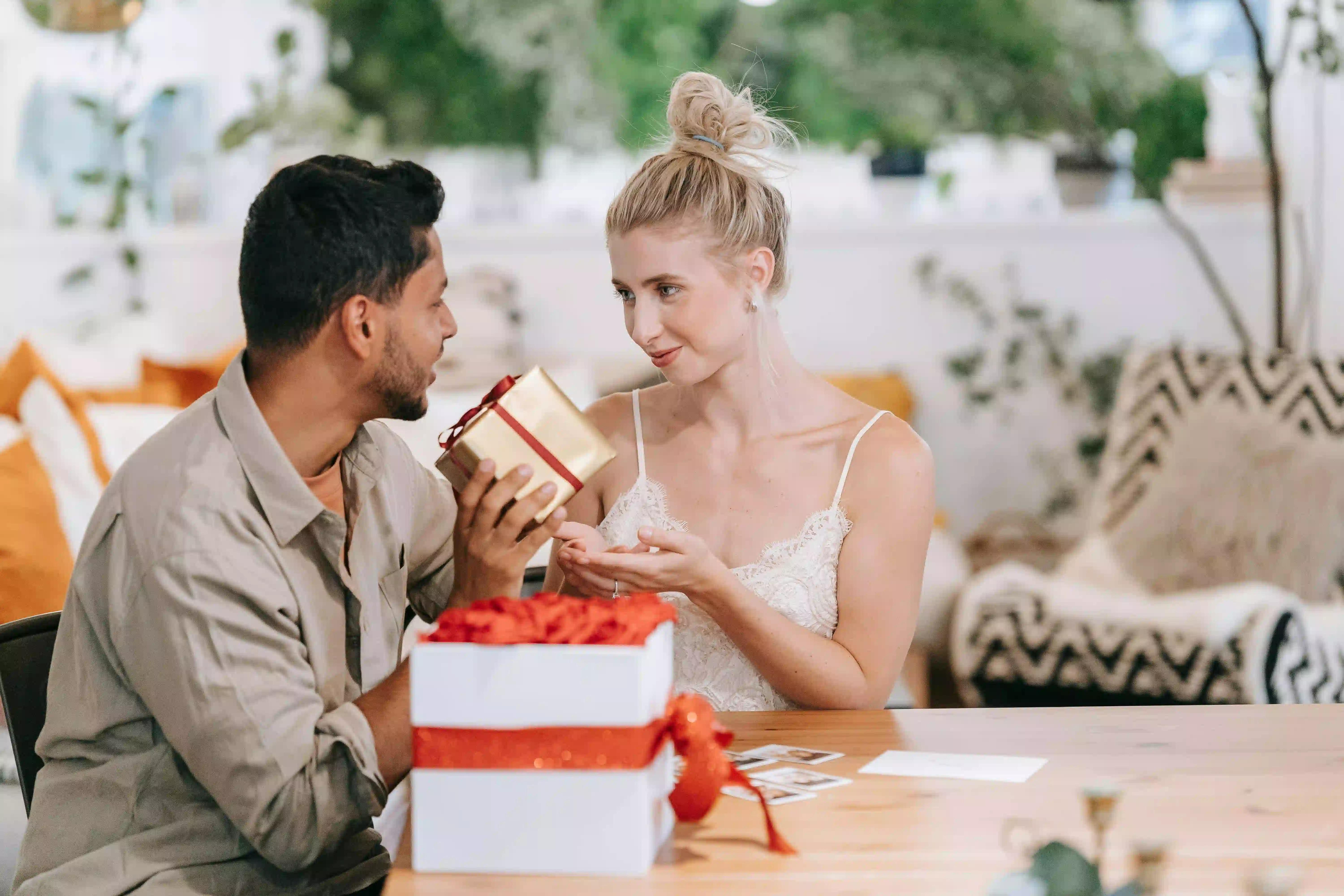 How to choose the best anniversary gift for him
