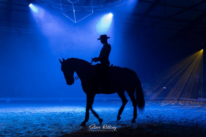 Silhouet van een ruiter in de arena