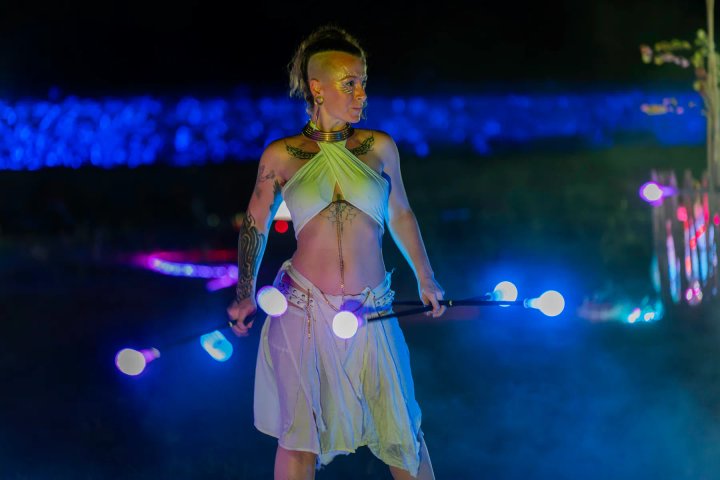 Lichtartieste met LED-poi