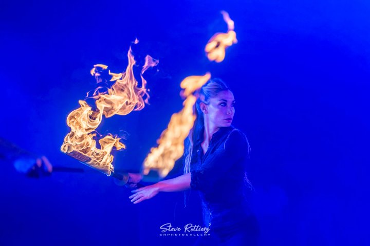 Vuurdanseres met vlammende staf