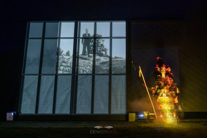 Projectie met historische beelden op de gevel van het museum