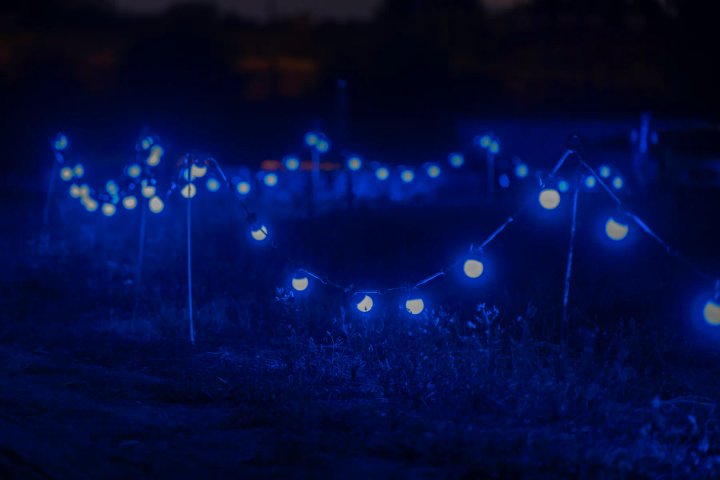 Lichtdraden boven de route