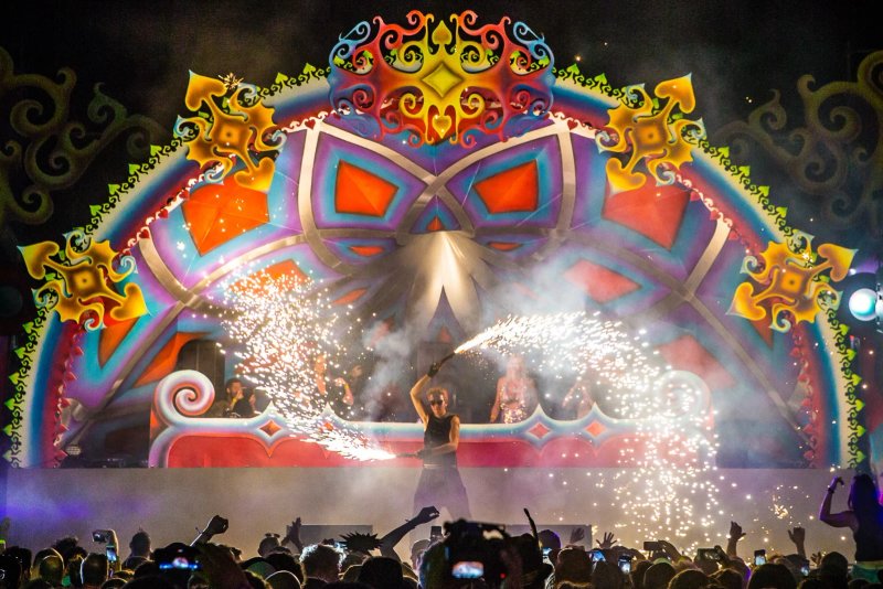Vuurshow op een groot evenement met spectaculaire vuurfontijnen en publiek