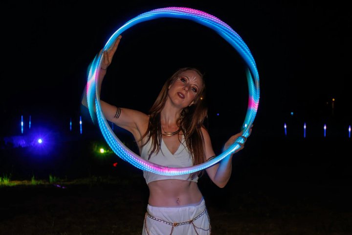 Lichtartieste met LED-hoepel