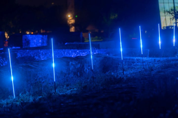 LED-buizen langs de historische site