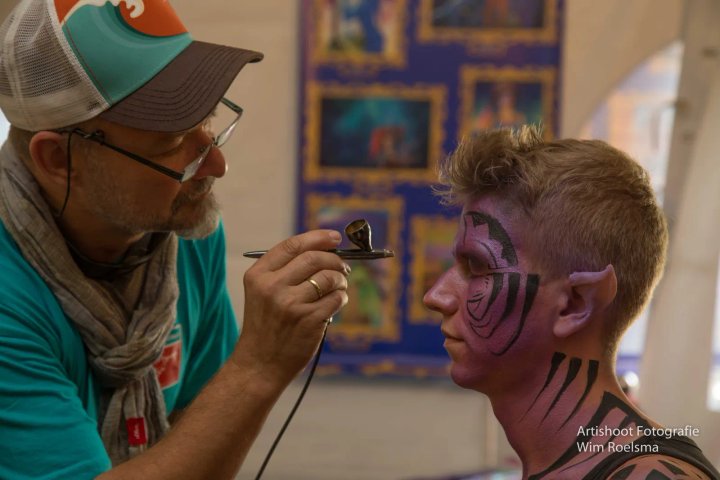 Make-up artiest aan het werk