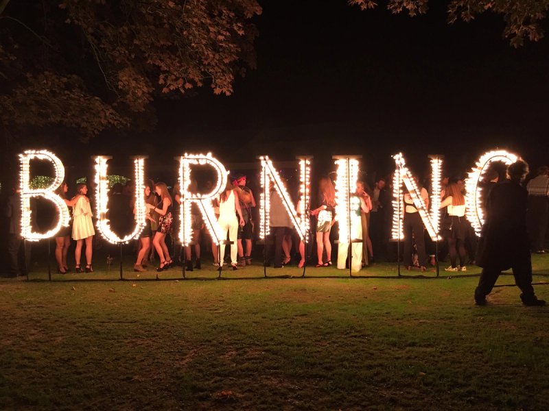 burning vuurletters bedrijf event