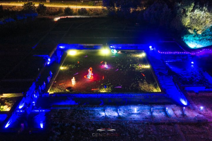 Luchtfoto van lichtartiesten tussen de verlichte ruïnes